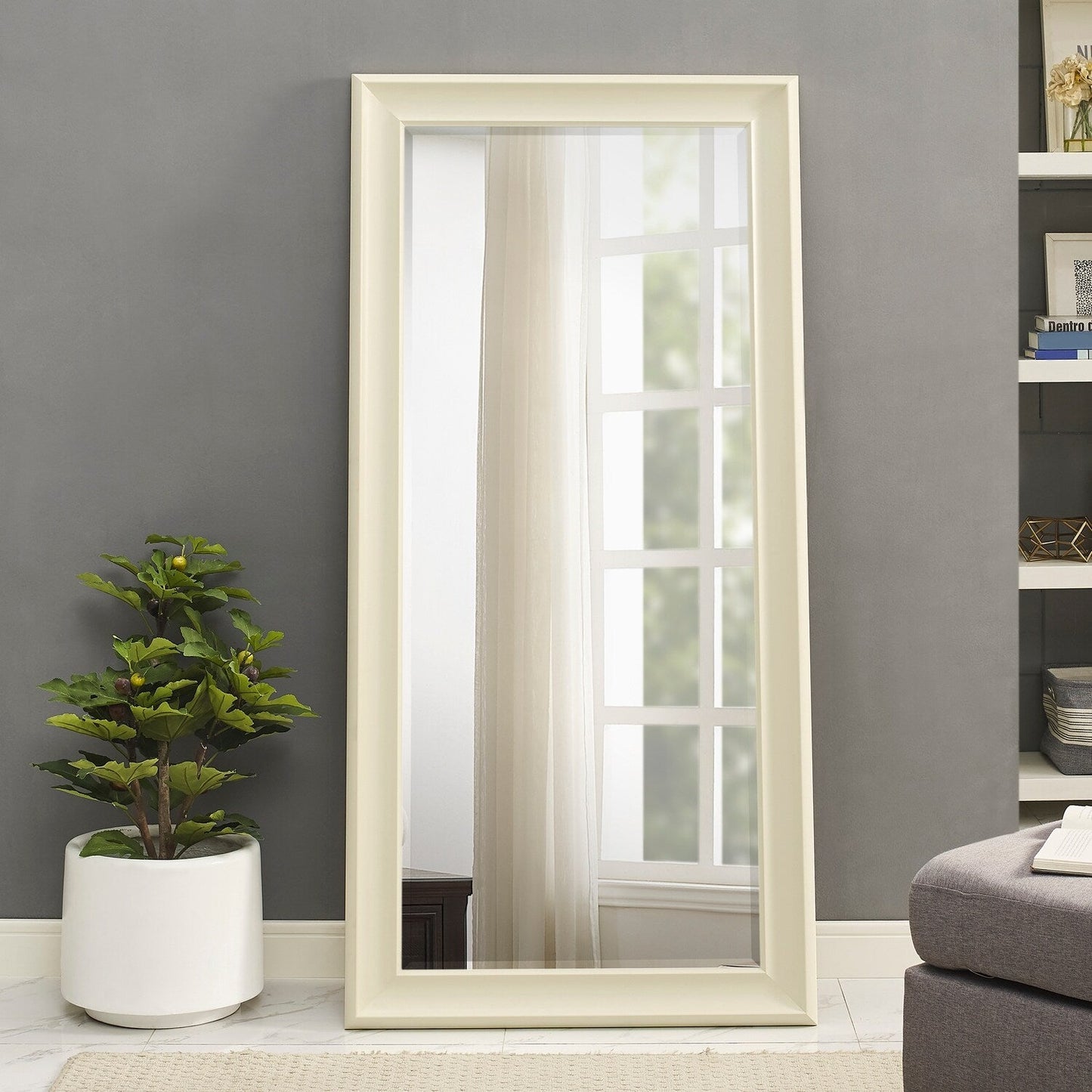 Grand miroir, miroir pleine taille, miroir rectangulaire mural suspendu avec cadre en faux bois lisse.