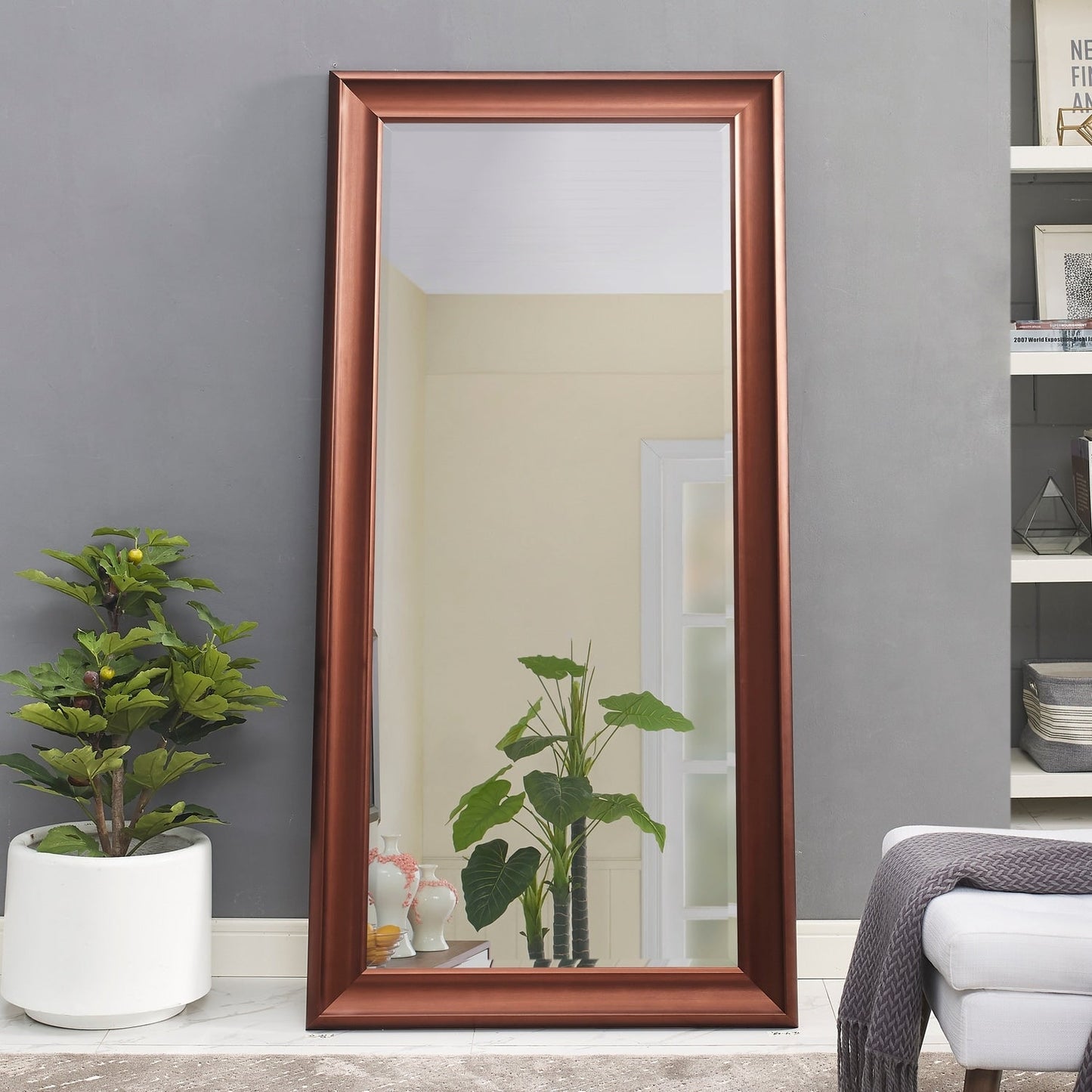 Grand miroir, miroir pleine taille, miroir rectangulaire mural suspendu avec cadre en faux bois lisse.