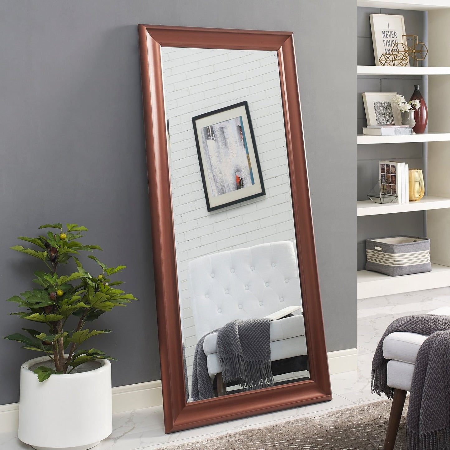 Grand miroir, miroir pleine taille, miroir rectangulaire mural suspendu avec cadre en faux bois lisse.