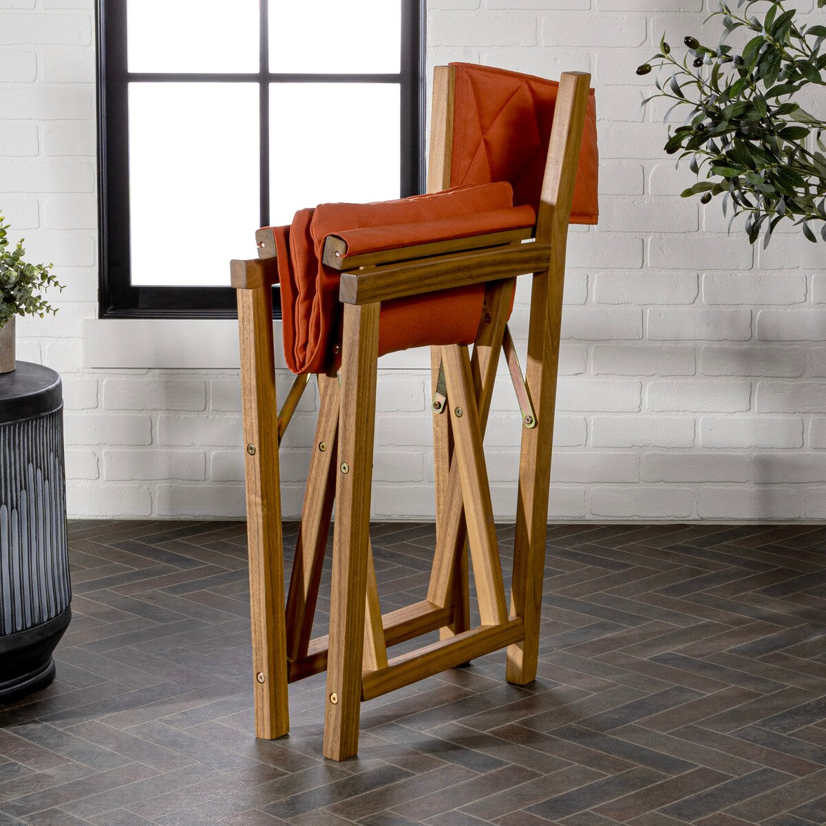 Chaise de réalisateur pliable en bois d'acacia pour extérieur, dossier en losanges matelassés, style milieu de siècle, avec coussin, modèle Theo Classic, par JONATHAN Y (lot de 2)