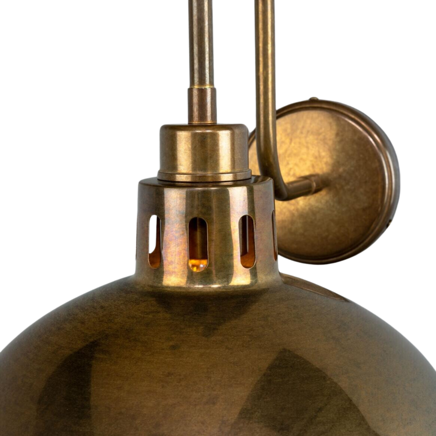 Vente d'applique murale industrielle en laiton avec bras articulé.