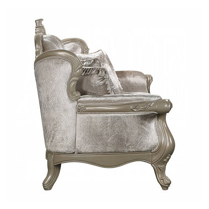 Canapé recouvert de tissu avec dossier capitonné à boutons en beige et champagne.