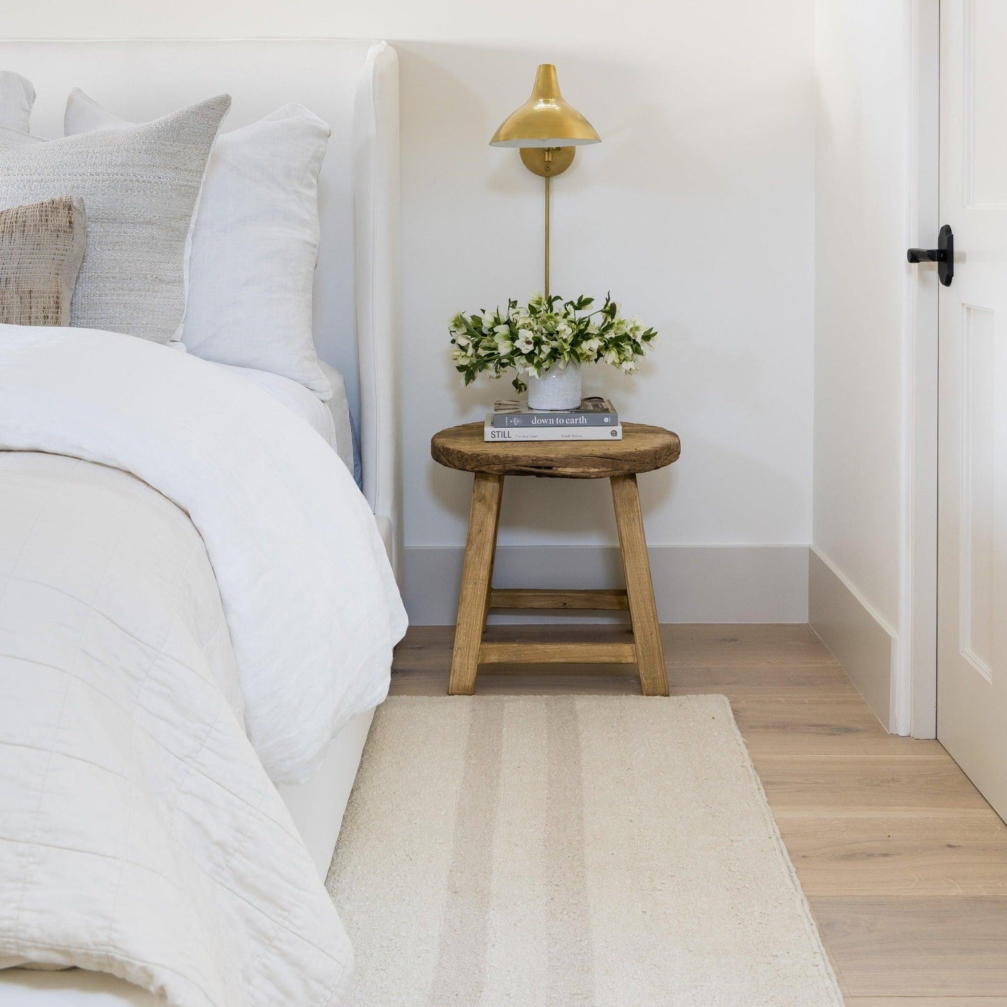 Tapis à rayures discrètes et broderies Koukila de Pure Salt x Momeni