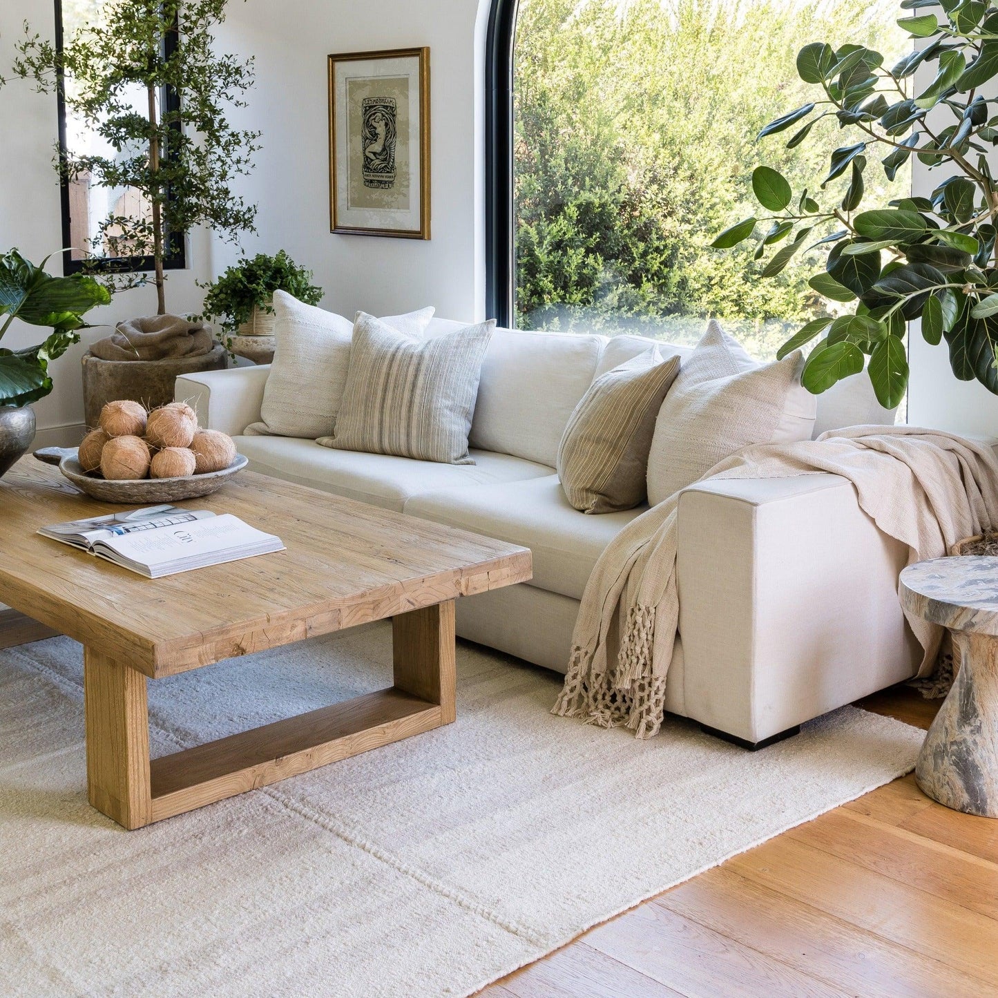 Tapis à rayures discrètes et broderies Koukila de Pure Salt x Momeni