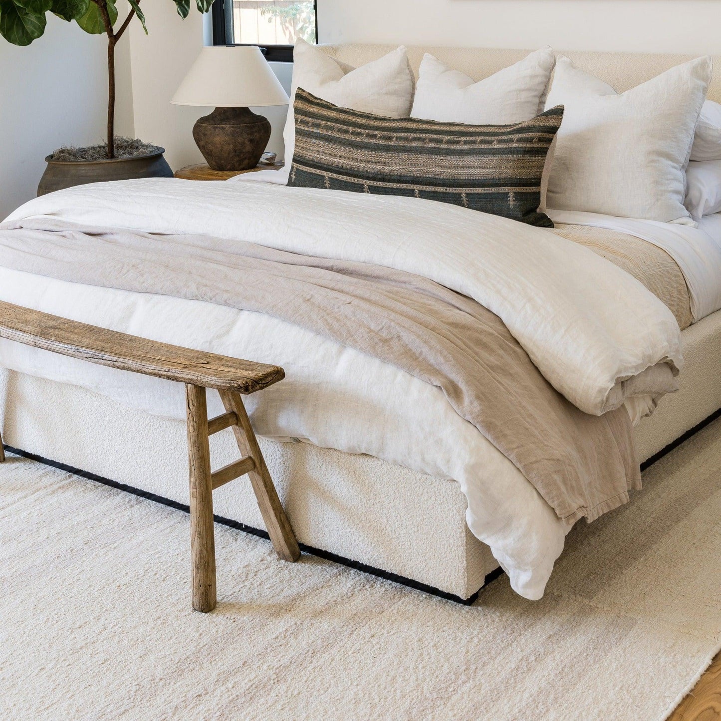 Tapis à rayures discrètes et broderies Koukila de Pure Salt x Momeni