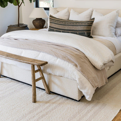 Tapis à rayures discrètes et broderies Koukila de Pure Salt x Momeni